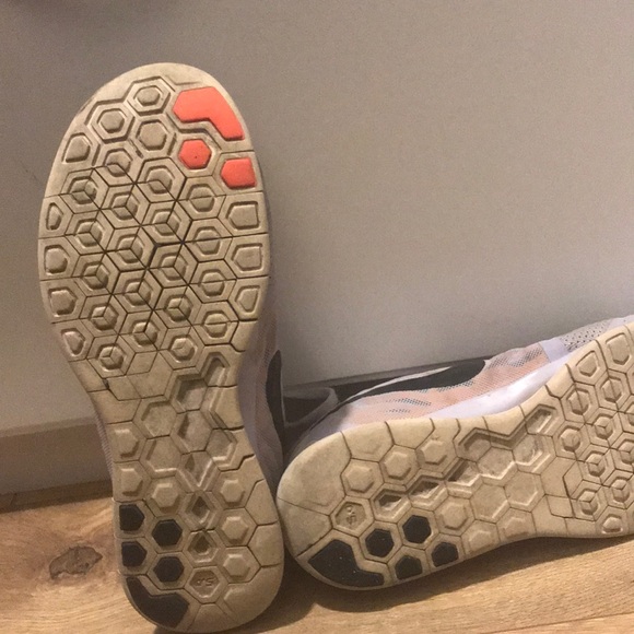 Nike tennis shoes - Picture 2 of 4